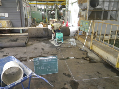 施行中：土間カッター切り